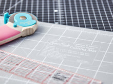 Load image into Gallery viewer, Cutting Mat M - 28cm x 43cm / 11in x 17in
